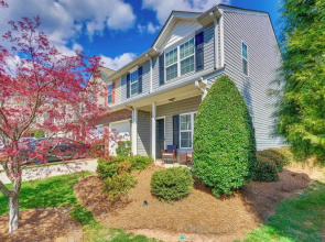 Cozy Greensboro Townhome w/ Community Pool & Grill