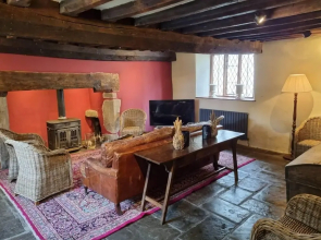 Remarkable 4-bed Cottage in Cearleon