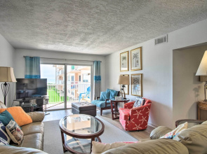 Sunny Cocoa Beach Condo w/ Balcony & Pool Access