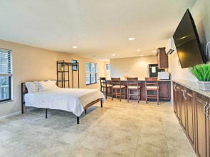 On-site Pond: Sleek Largo Studio < 7 Mi to Beach!