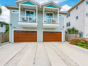 Sun-splashed Luxe Townhome - Walk to the Sand