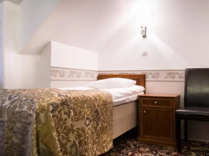 Отель Three Crowns Residents