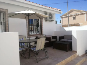 2 Bedroom Newly Renovated Bungalow Close to Bars Restaurants