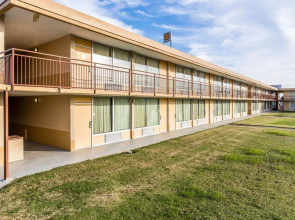 Days Inn Calhoun