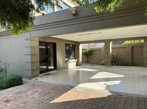 Fourways Luxury 5-Bed Home