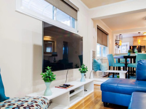 ✶ Gorgeous Home Tucked Away In Greener Part Of Town ✶ Transit-Friendly !