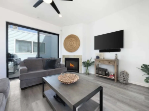 Oceanfront 2BR + Rooftop Deck, & Beach Access Strand Way B
