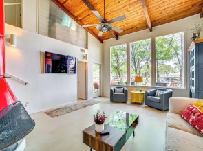 Waterfront Gem on Cedar Creek Lake w/ Deck + Games