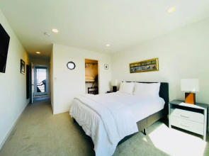 Modern Ballard Townhouse - 92 Walkscore & Rooftop!