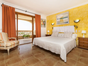 Villa With Pool and sea Views