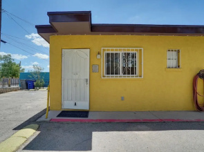 < 1 Mi to University Medical Center: El Paso Apt