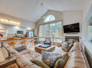White Mountains Home w/ Hot Tub - Walk to Town!