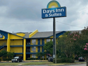 Days Inn & Suites by Wyndham Mobile