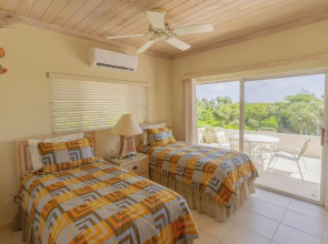 Flipper'S Haven: Tropical Retreat