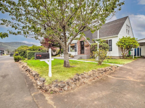 Seaside Cottage With Hot Tub: Walk to the Beaches!
