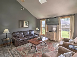 Mountain Home Cottage w/ Deck on White River!