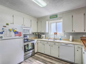 Walk to Beach: Family Home Near Barefoot Landing!