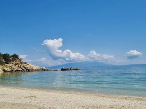Sunrise Suite Olympiada - Luxury Beachfront Escape