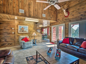 Broken Bow Mountaintop Home w/ Hot Tub!