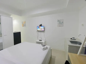 Modern Look And Homey Studio At 10Th Floor Paltrow City Apartment