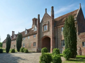 Lavish Tudor Hall Gardens - Sleeps 14