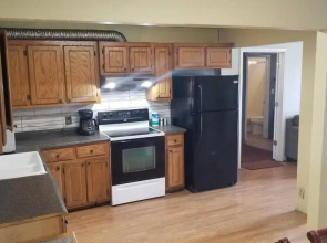 OSU Sleeps 11 * 5 Beds * Kitchen * 4Bd 3Bth 102 Booking