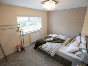 5star Serviced Homes- Free Wifi & Parking, Office