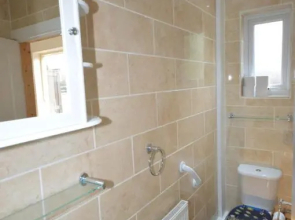 Whole House - Sleeps 6 - near town centre - off road parking