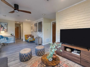 Mid-century Gem w/ Views, Hot Tub & Sunroom Lounge Red Rock Haven by Avantstay