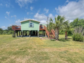 Deck & Grill: Sunny Cottage in Crystal Beach!