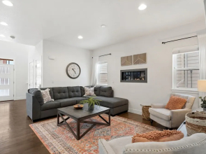 Steps From River & Old Town - Hot Tub & King Bd