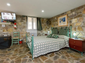 Stone Garden Studio - Private Vacation Hideout