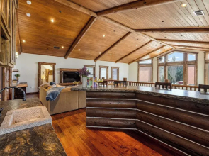 Group Cabin + Lake and Mountain View Pet-friendly, Fireplace, Games, Loft