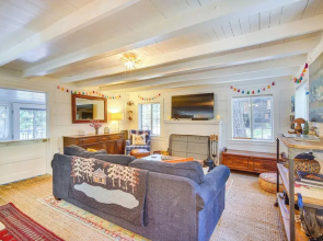 Crestline Vacation Rental, Close to Hiking Trails!