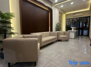 Luxury 3BR Apt | Prime Spot w/Lounge & Dinning