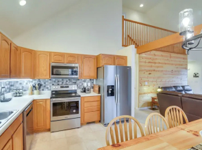 'the Eagles Nest at Alpine' Cabin w/ Fireplace!