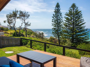 Seaview - Pet Friendly with Stunning Views - 1 Min to Beach
