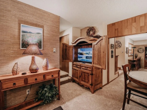84sw - Sauna - Soaker Tub -  Fireplace - Sleeps 6 2 Bedroom Home by RedAwning