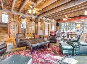 Jasper '7 Timbers' Cabin on 10 Acres w/ a Creek!