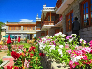 Hotel Charu Palace
