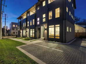 2 New Townhomes w/ Balcony, Mins to Broadway, Sleeps 16 98 Degrees & The Stage