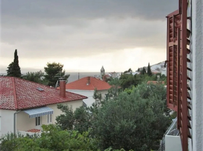 Apartment Šera - 50 m from beach: A2 Pisak, Riviera Omis