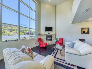Modern 1BR Mountain View Balcony Steps to Lift
