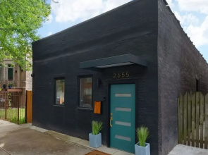 Chic 4-bedroom Haven Designer s Dream Home