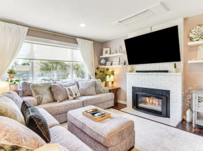 7 Mi to Vancouver Waterfront: Sleek Home w/ Yard!