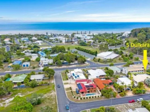 Sunyata Beach House - Rainbow Beach, Beachside escape with a pool, pet friendly and Wi-Fi