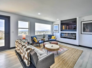 Hilltop Oasis w/ Sweeping Landscape Views