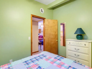 Cozy Cottage w/ Sunroom - Walk to Higgins Lake!
