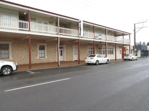 Smugglers Inn Studio Apartments