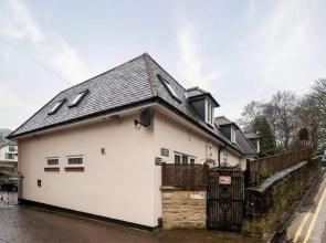 Stunning 2-bed Riverside Luxury Home with Free Parking for Small Car